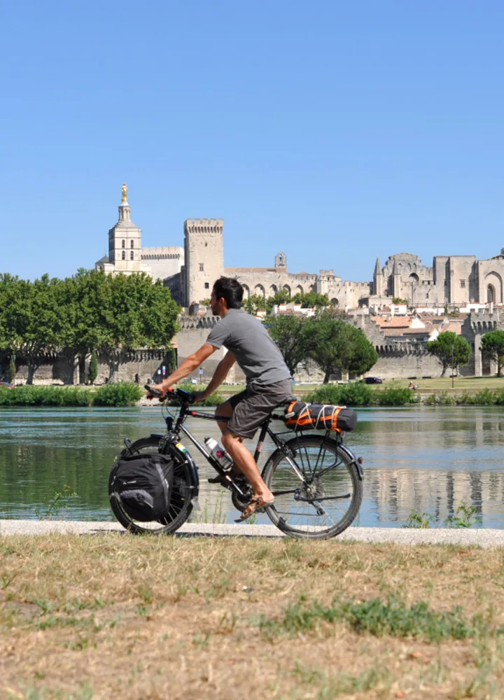 Avignon vue depuis les berges du Rhône à vélo