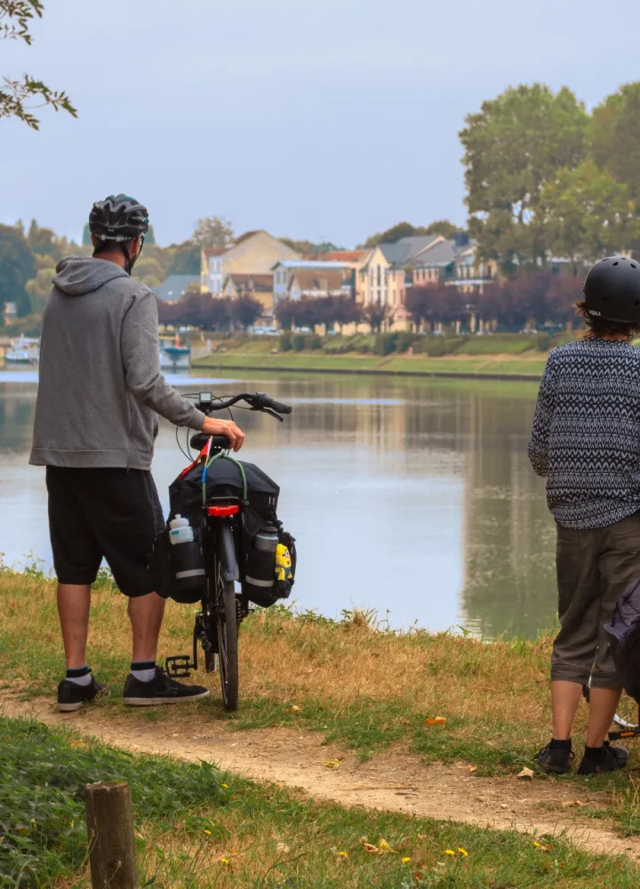 Cyclistes au bord de l'Oise vers Parmain