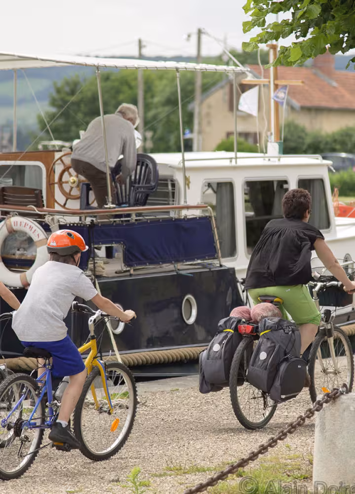 Bateau sur le Canal de Bourgogne - Pouilly-en-Auxois
