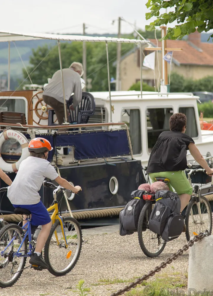 Bateau sur le Canal de Bourgogne - Pouilly-en-Auxois