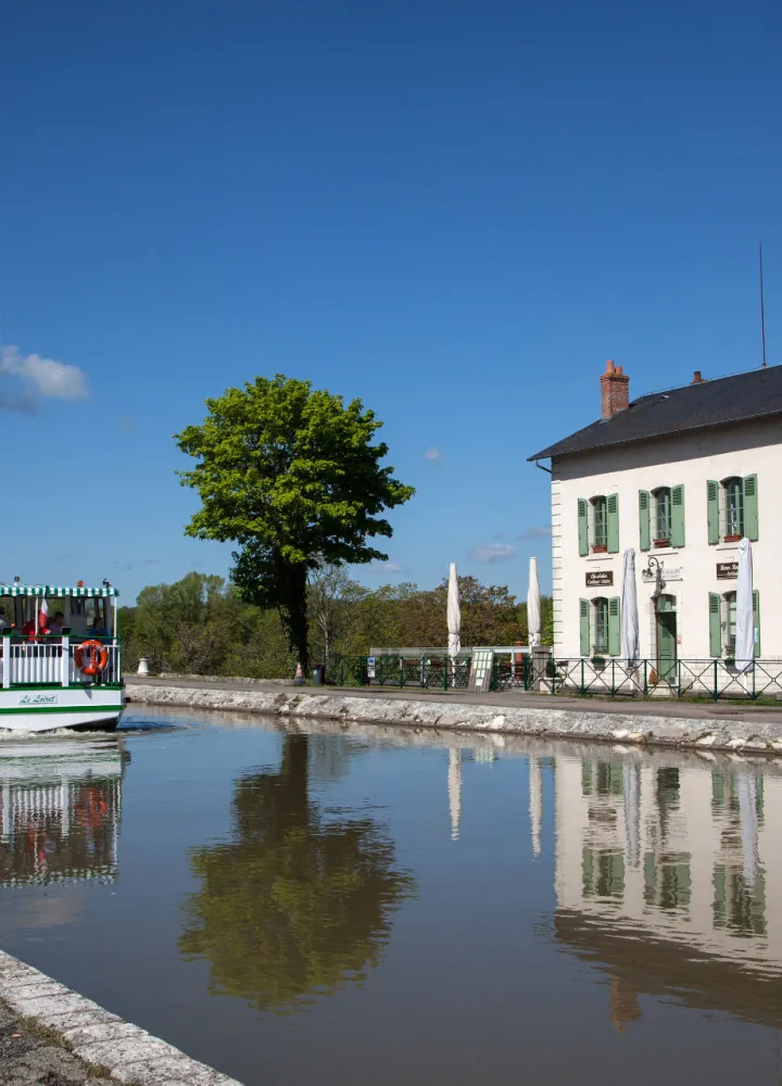 Entrée d'un bateau sur le pont canal de Briare