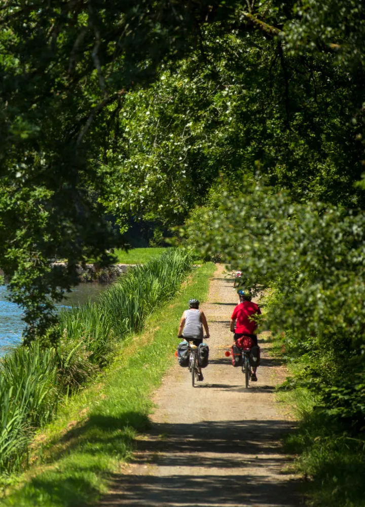 Kayaks et vélos sur le Canal de Nantes à Brest