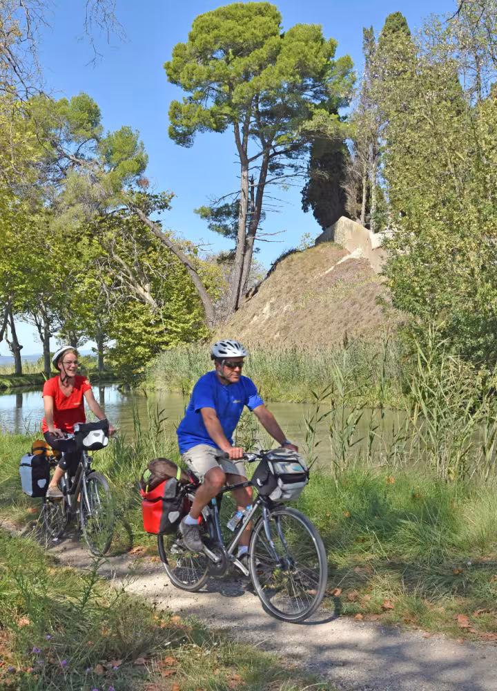 Cyclistes sur la voie verte du Canal du Midi à vélo vers Poilhes