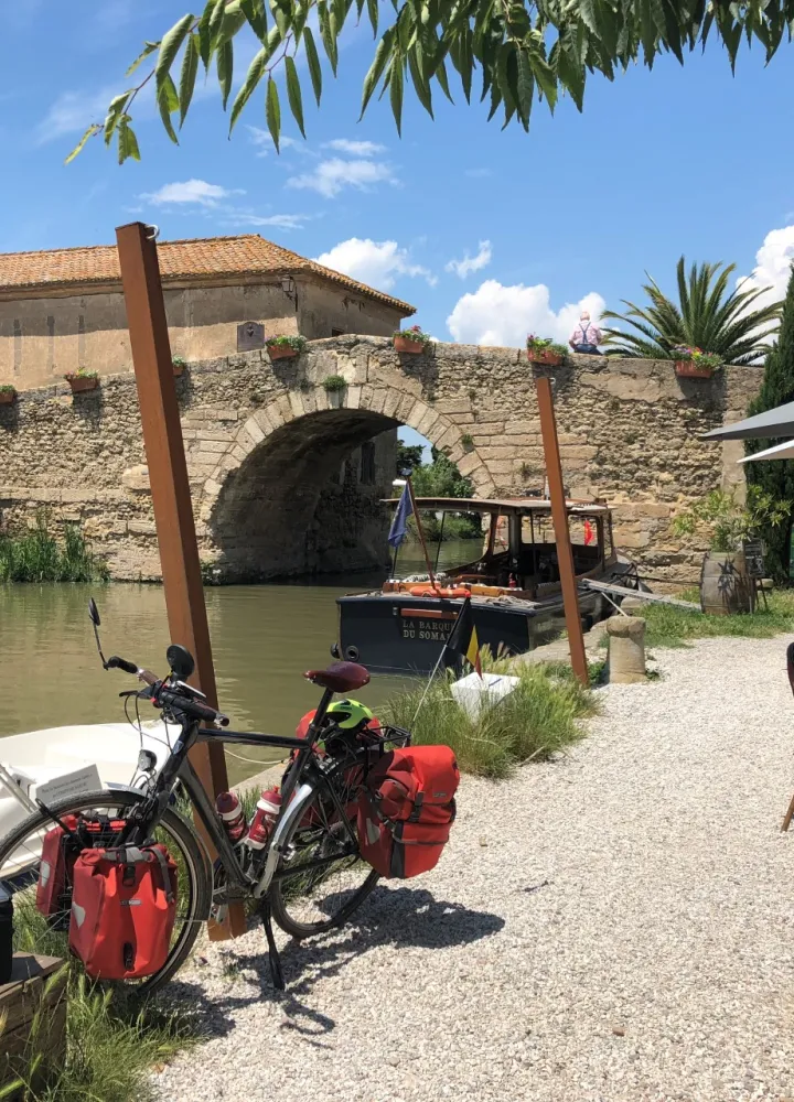 En terrasse sur le port du Somail