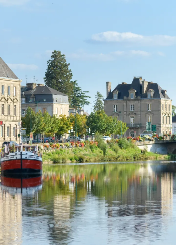 La péniche office de tourisme de Pontivy sur le Blavet