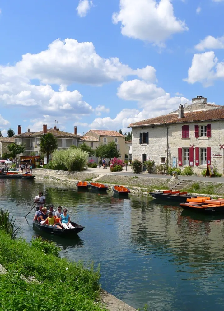 Coulon, dans le marée Poitevin et la location de barques