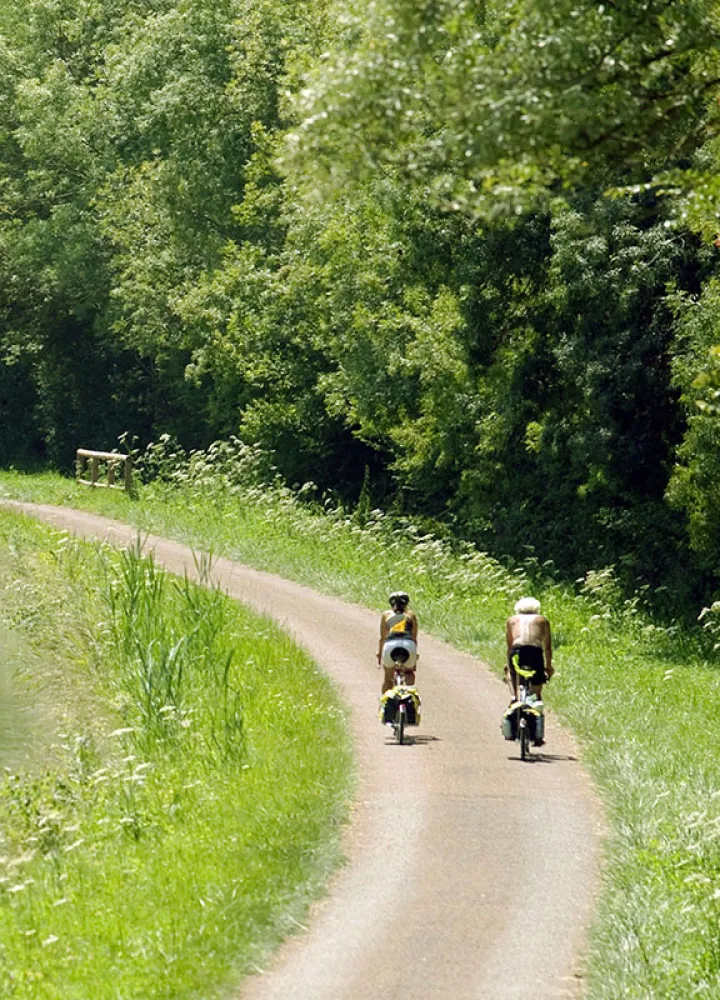 Cyclistes sur le canal du Nivernais