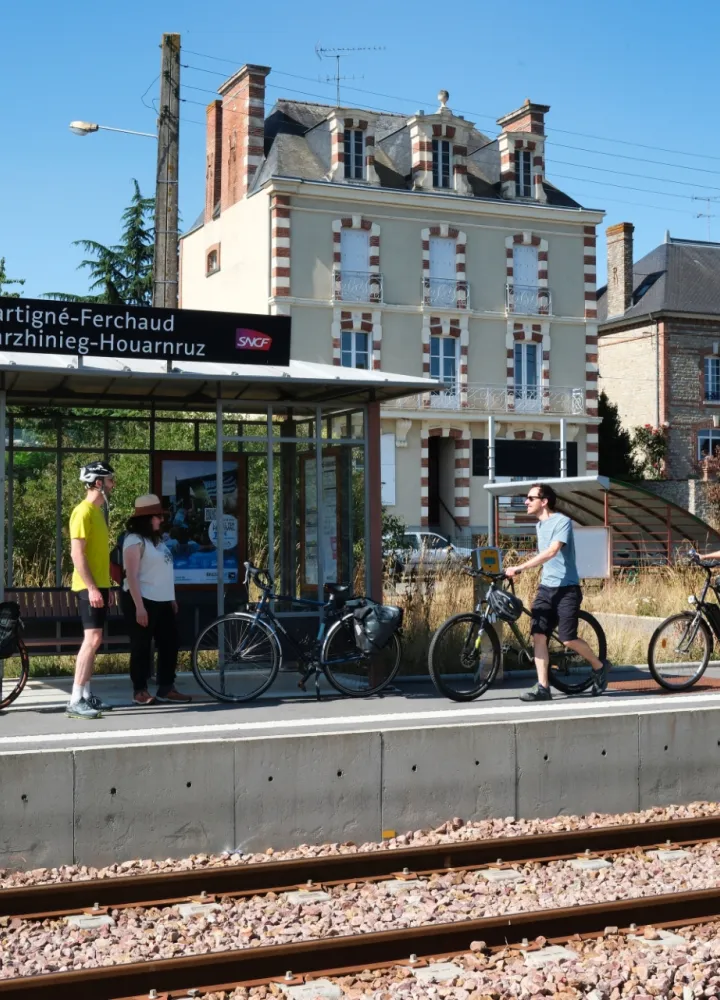 Cyclistes en gare