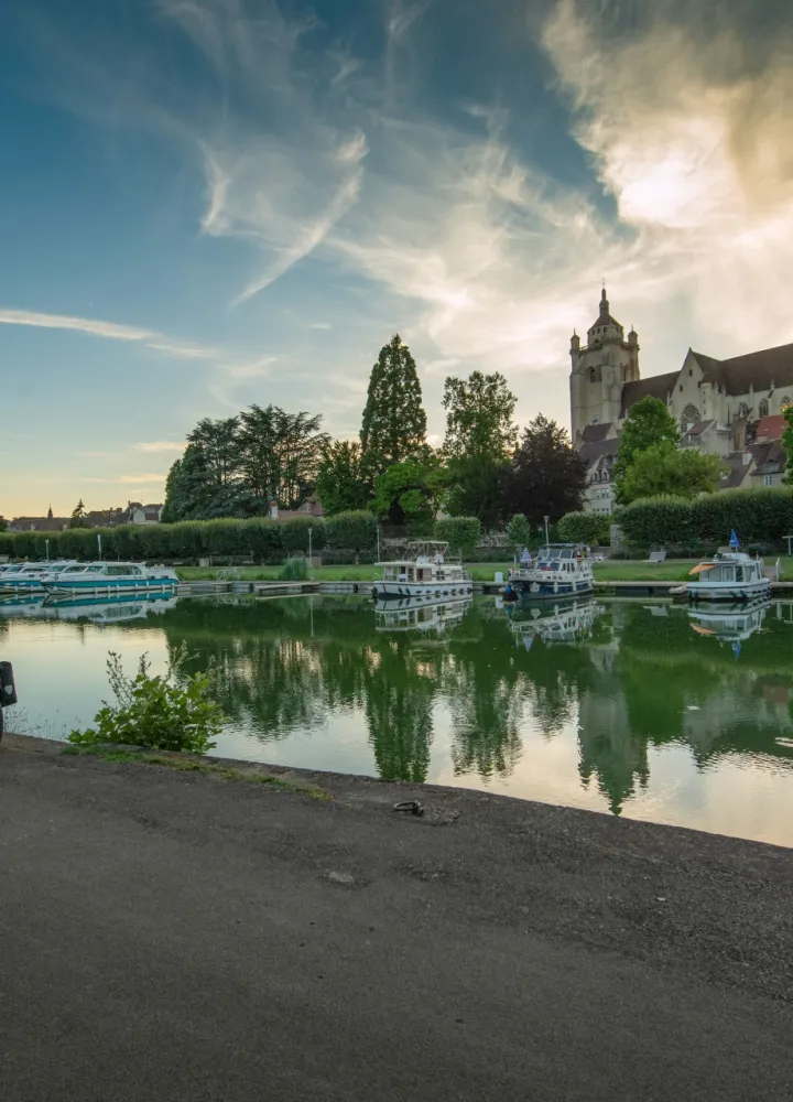 Collégiale Notre-Dame de Dole et cycliste