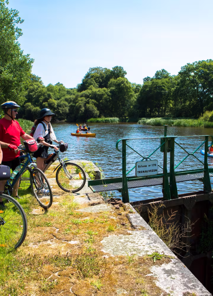Écluse sur le Canal de Nantes à Brest à vélo