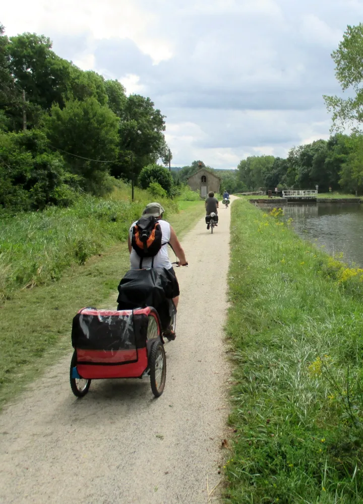 Famille avec 2 enfants sur le Canal de Bourgogne