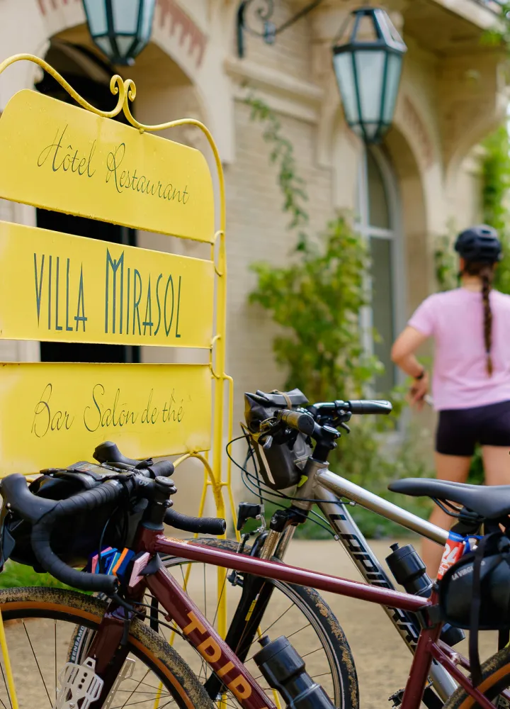 Cyclistes devant l'hôtel Accueil Vélo Marisol 