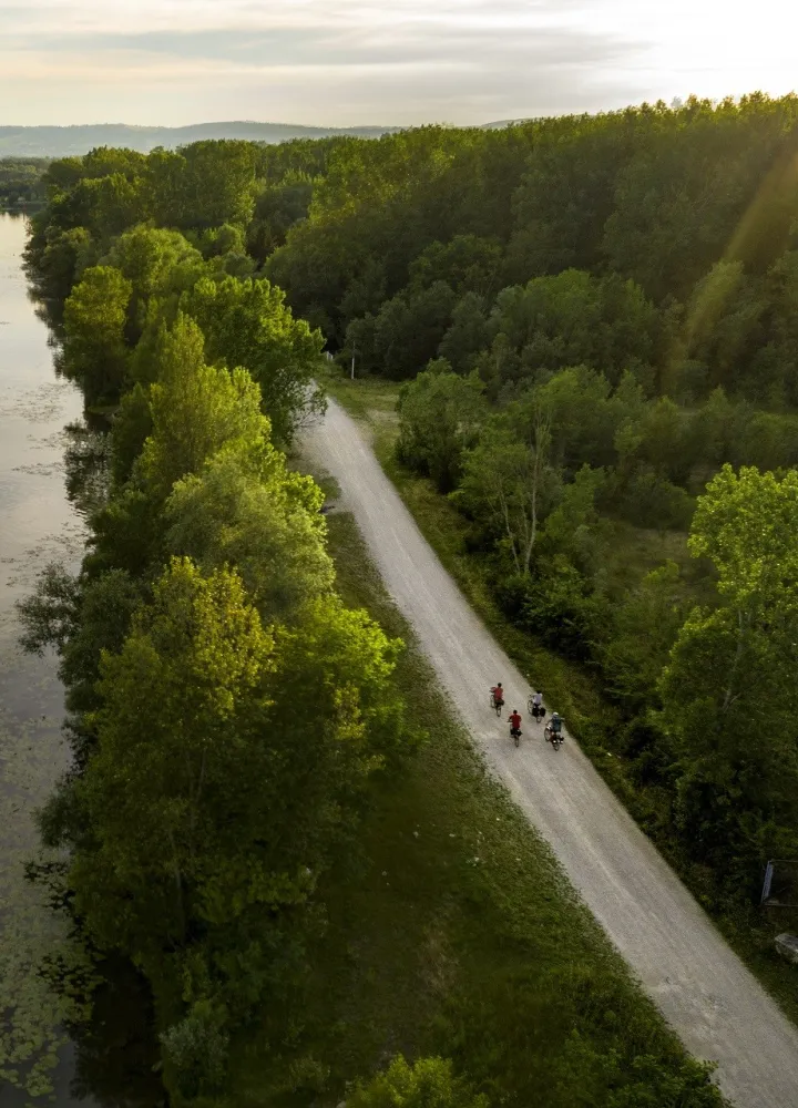 La Véloroute Voie Bleue entre Thoissey et Trévoux