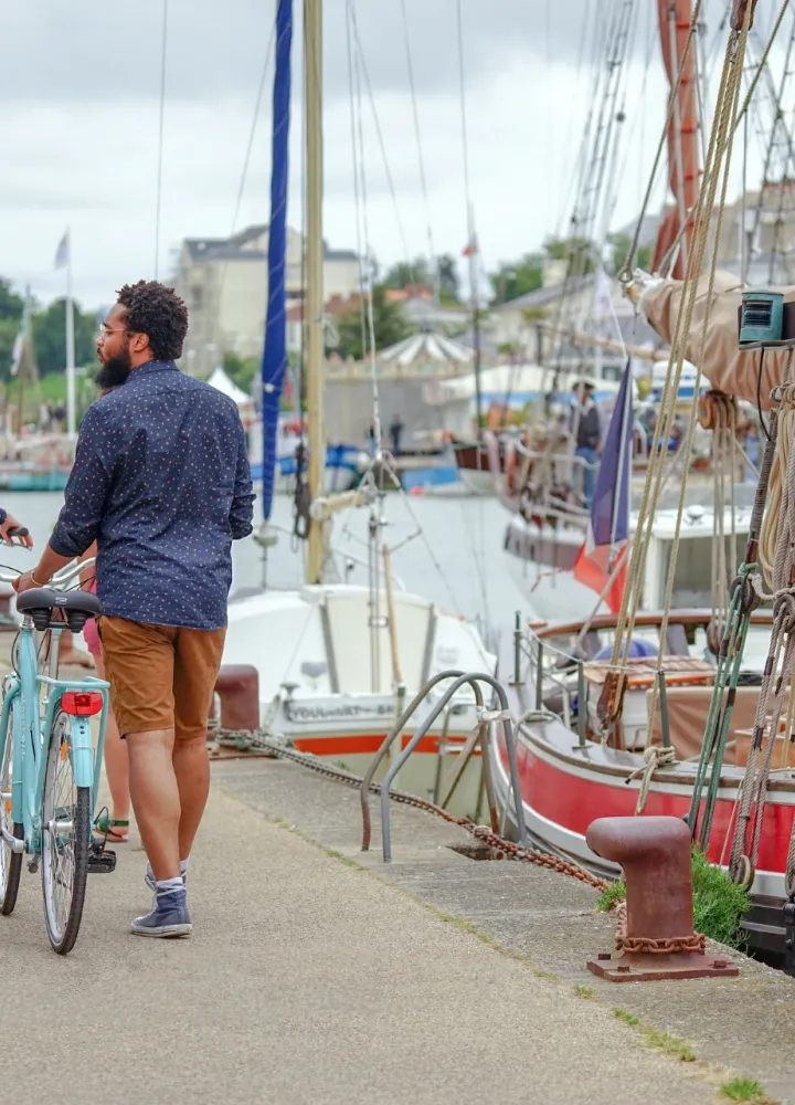 Cyclistes sur le port de Pornic