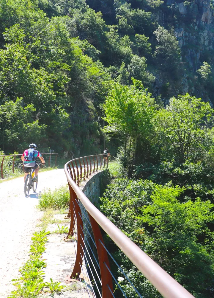 Sur la Dolce Via à vélo, voie verte sur une ancienne voie ferrée 