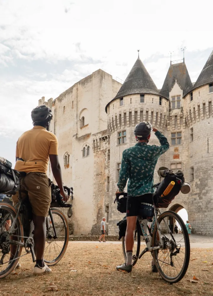 Arrivée au château de Nogent-le-Rotrou sur La Véloscénie