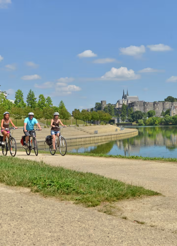 Piste cyclable le long de la Maine à Angers