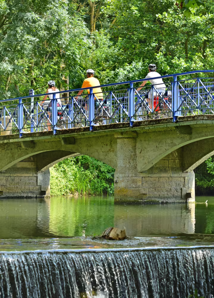 Pont au dessus de la Sèvre Niortaise à vélo
