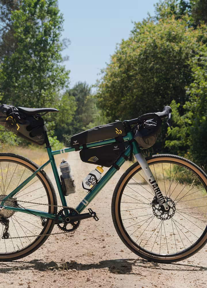 Portage des sacoches en mode bikepacking