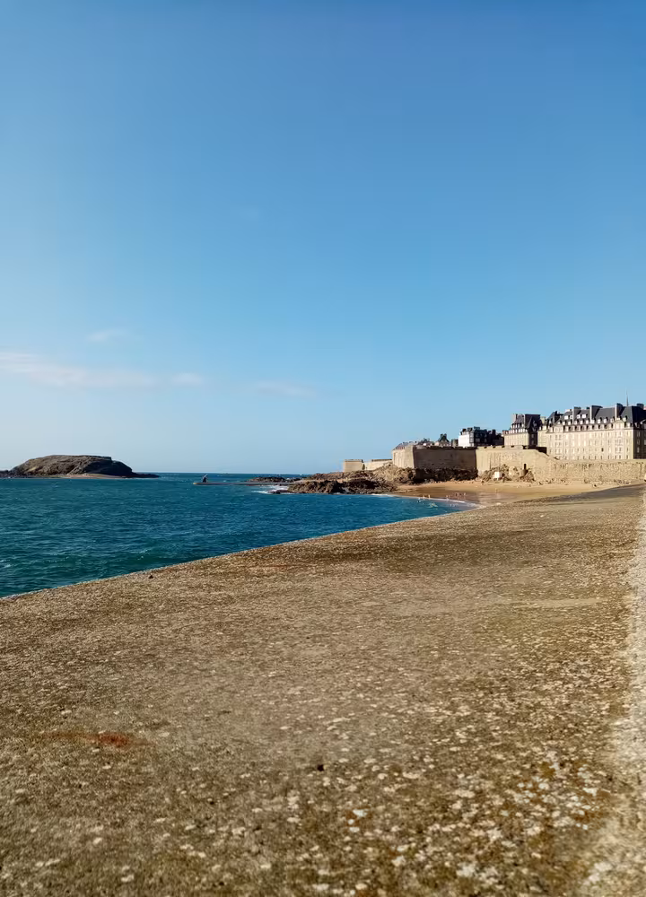 Sur la digue à Saint-Malo
