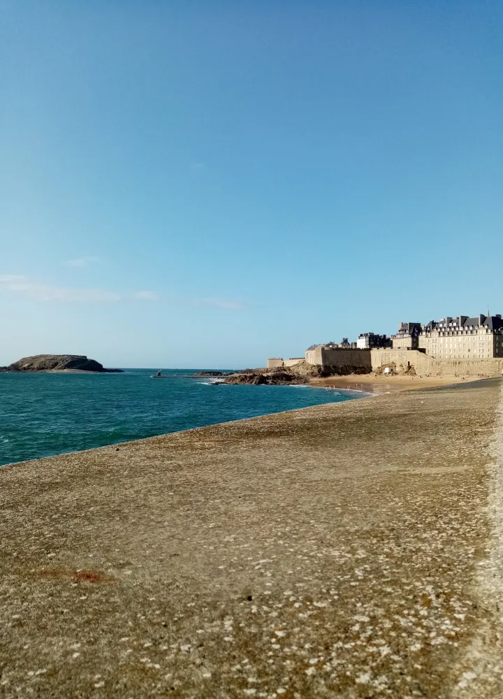 Sur la digue à Saint-Malo
