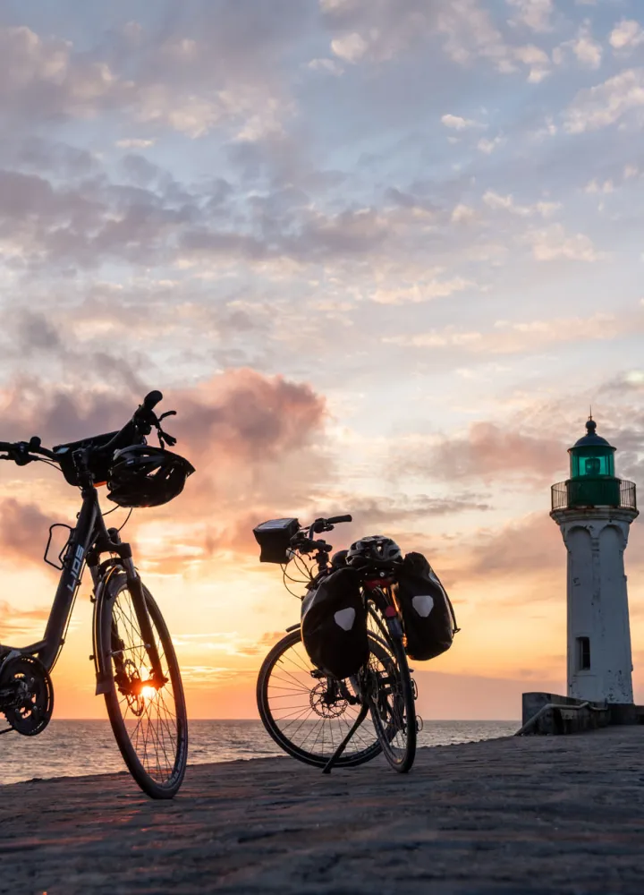 Coucher de soleil au phare de Saint-Valery-en-Caux - La Vélomaritime / EuroVelo 4