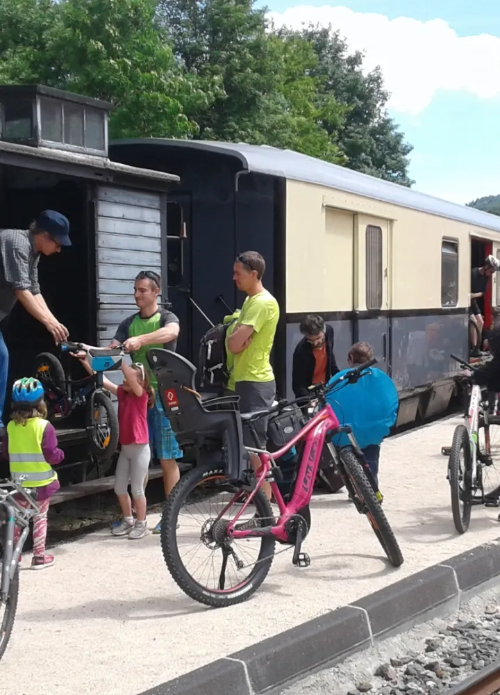 Embarquement des vélos dans le train de l'Ardèche