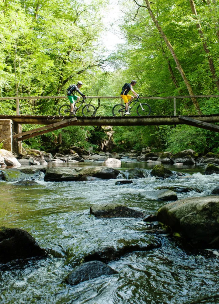 VTTistes au dessus de la vallée du Cousin dans le Morvan