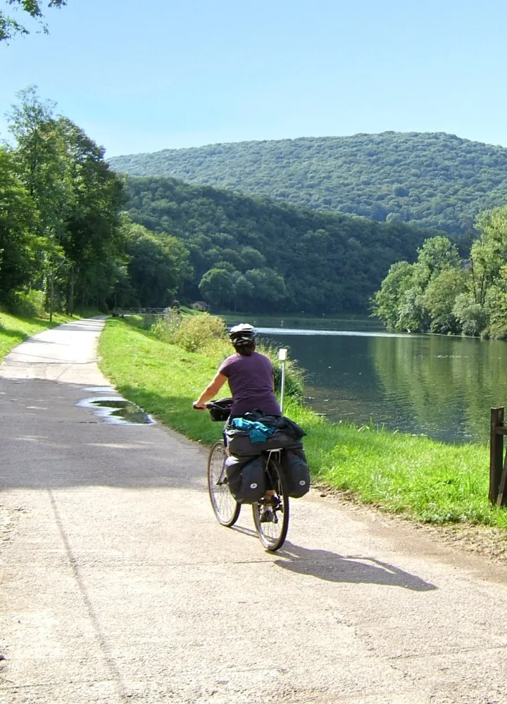 Suivre les lacets du Doubs à vélo