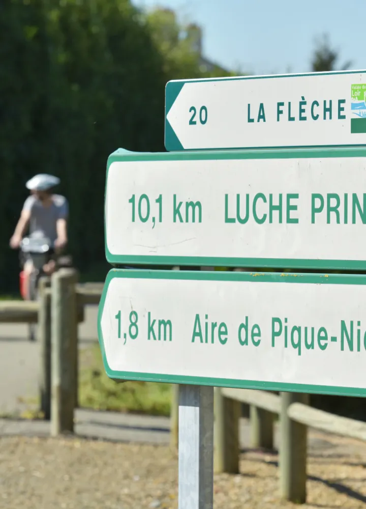 Balisage et panneau vélo dans la Vallée du Loir
