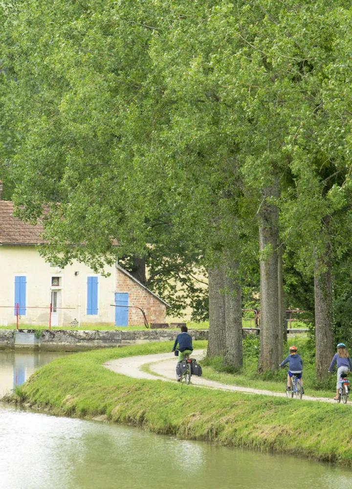 Voyageurs à vélo sur le canal de Bourgogne vers Pont-Royal
