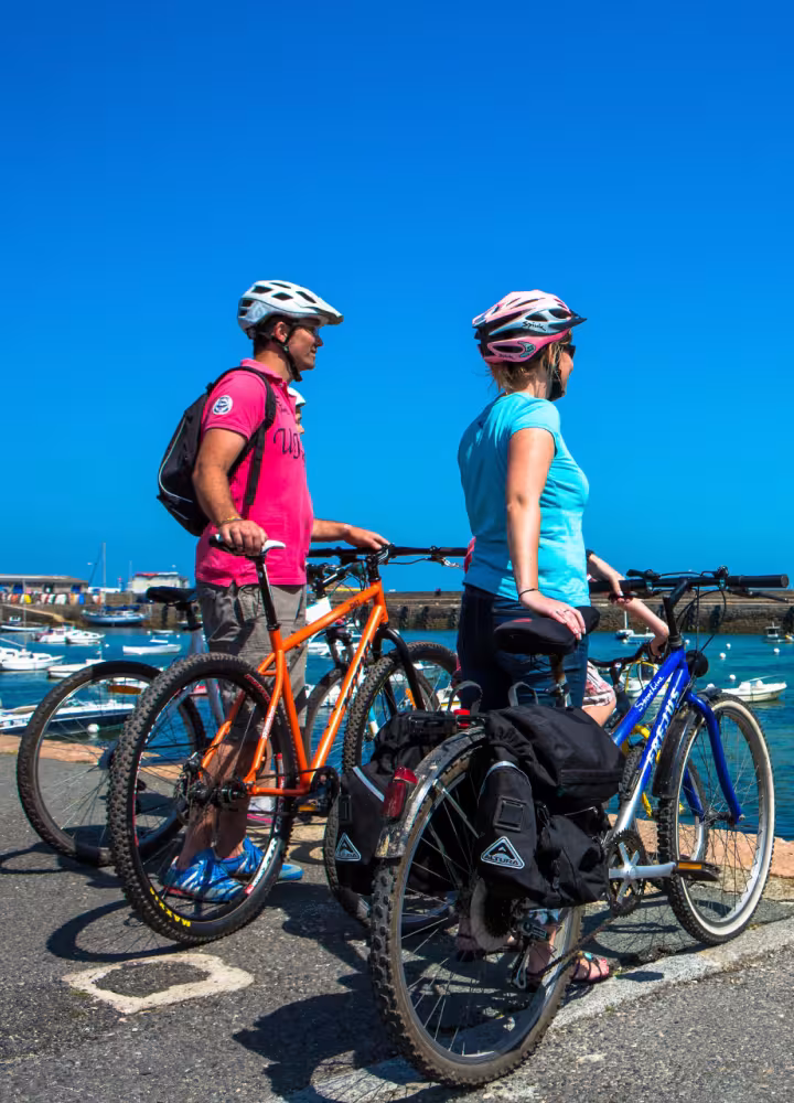 Voyageurs à vélo : l'arrivée à Roscoff - Tour de Manche