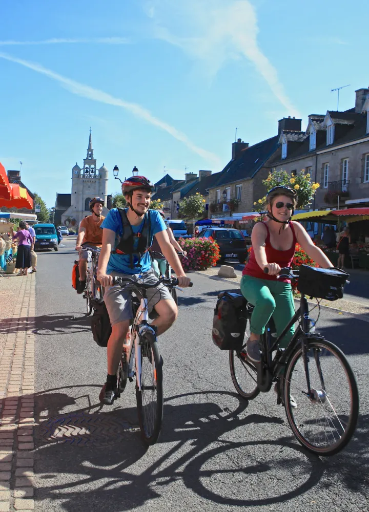 Voyageurs à vélo au marché de Tréguier