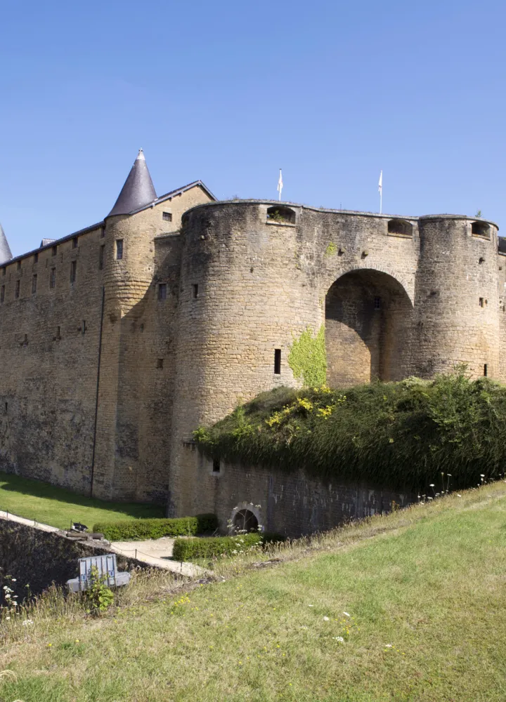 Château-fort de Sedan sous un ciel bleu