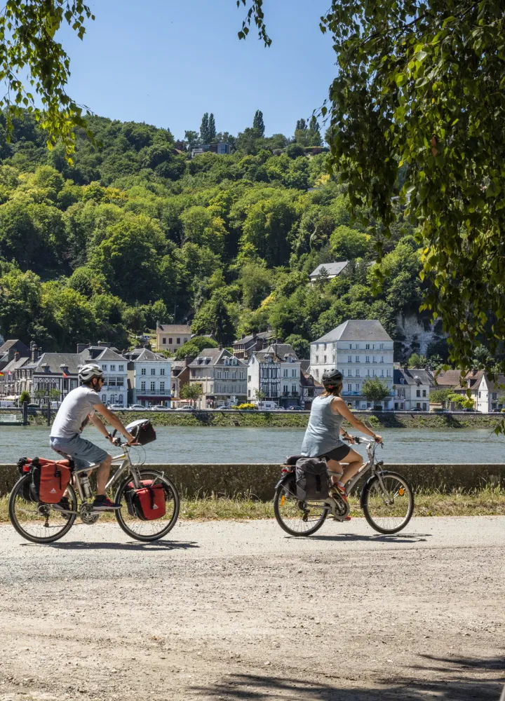 Arrivée au bac de La Bouille sur la voie verte de La Seine à Vélo entre Rouen et Sahurs