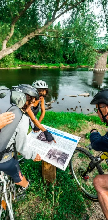 Famille à vélo sur Via Allier entre Pont-du-Chateau et Dallet