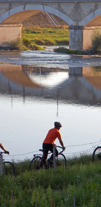 Cyclistes en bord de Loire - Amboise