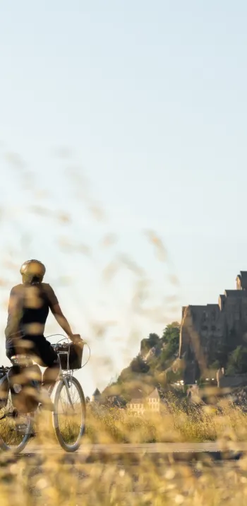 Cyclistes arrivant au Mont St-Michel