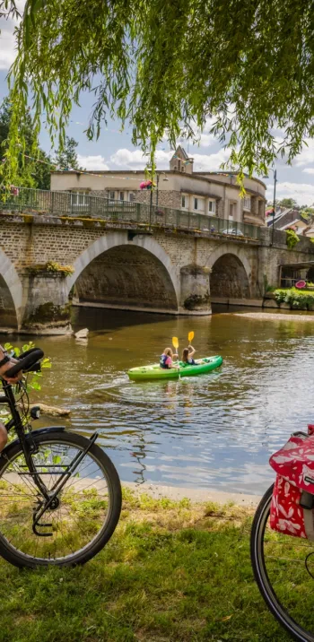 Cyclistes sur La Verdoyante à Pont d'Ouilly