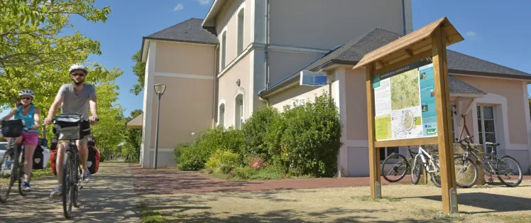 Ancienne gare sur la voie verte du Lude - Vallée du loir à vélo