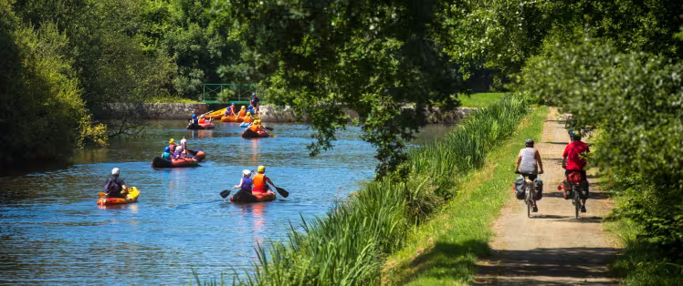 Kayaks et vélos sur le Canal de Nantes à Brest
