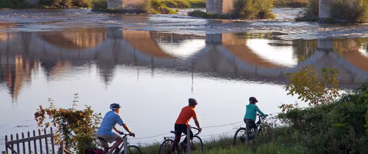 Cyclistes en bord de Loire - Amboise