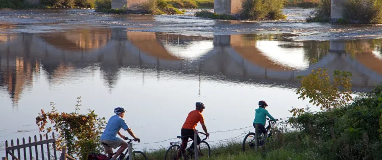 Cyclistes en bord de Loire - Amboise