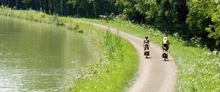 Ein Radwanderweg entlang des Nivernais-Kanals