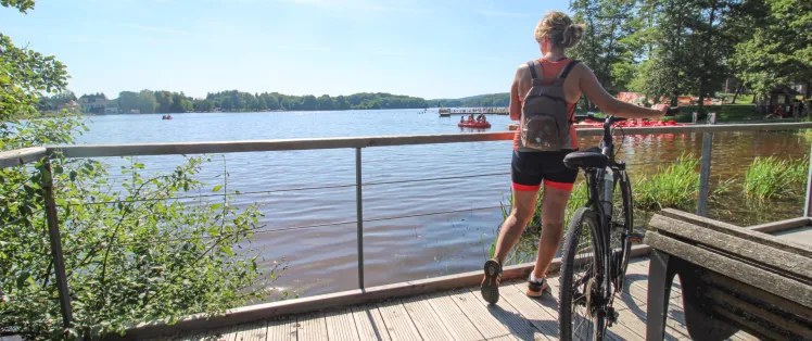 Pause vélo au bord du lac de Malsaucy