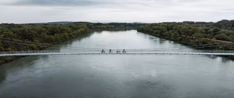 ViaRhôna : traversée du Rhône sur la passerelle de l'Oiselay-Sauveterre