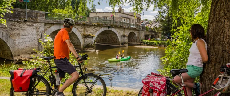 Cyclistes sur La Verdoyante à Pont d'Ouilly