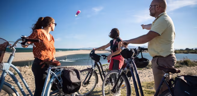 Le Barcarès, cyclistes et kite-surfeur