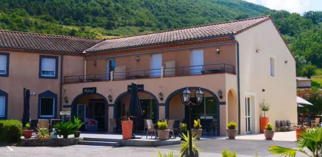 devant l'hôtel