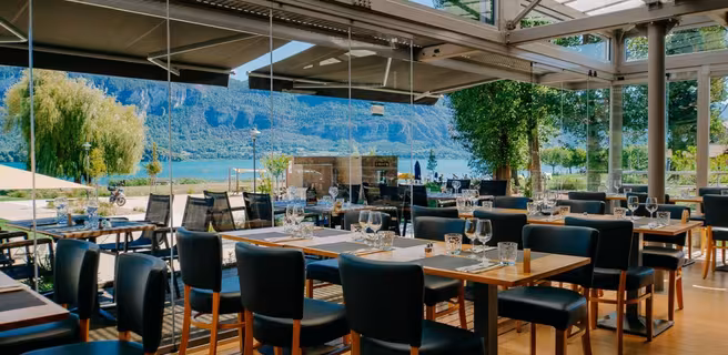 Salle principale avec vu lac